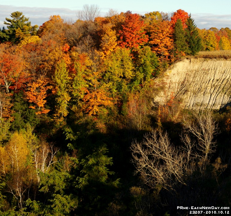23207CrLe - Autumn colours from the Taunton Road bridge over Duffins Creek